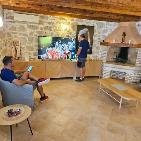 Antonci-18, Pool, 3 Houses, Jacuzzi, Private Territory ヴィラ